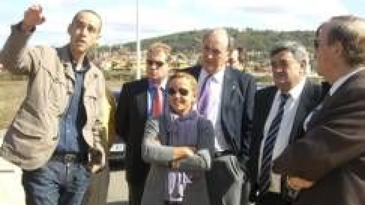 Isabel Carrasco sigue las explicaciones del arquitecto municipal de Sariegos, junto al alcalde