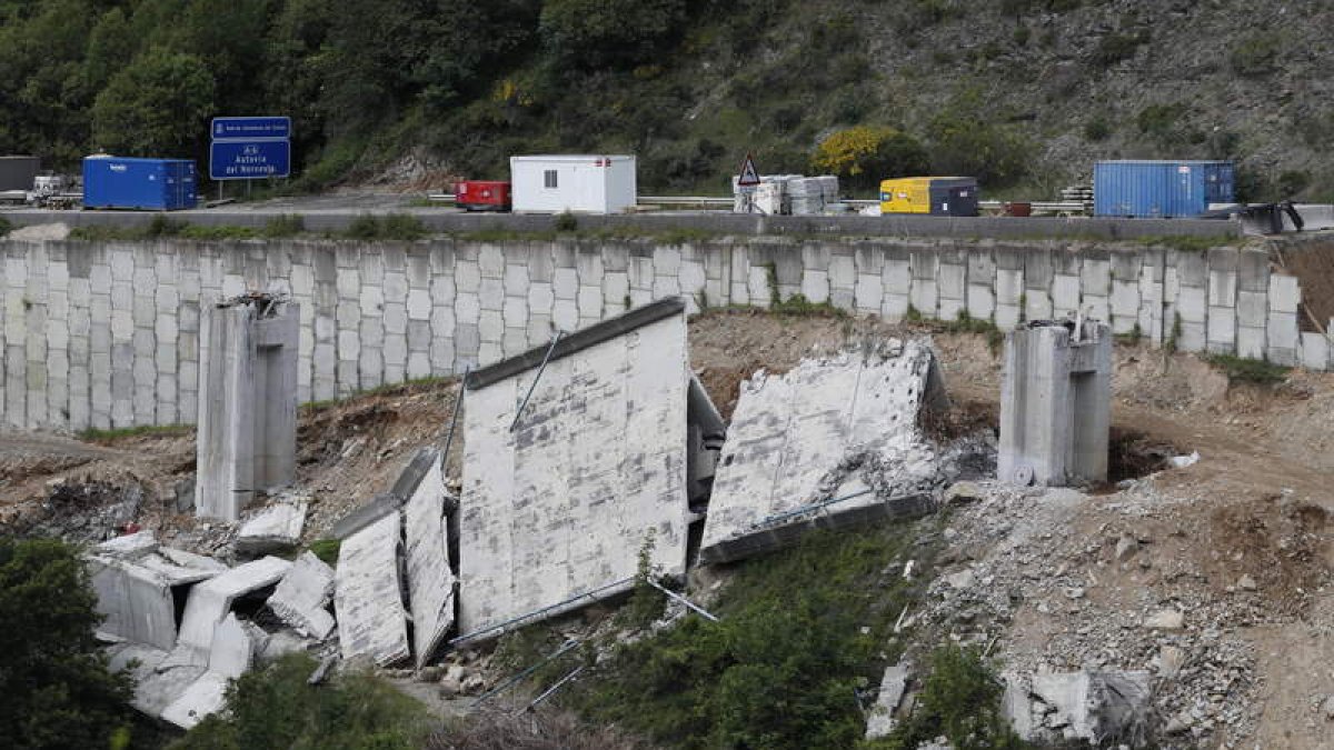 Parte de la estructura de uno de los viaductos derrumbados en la A-6. ANA F. BARREDO