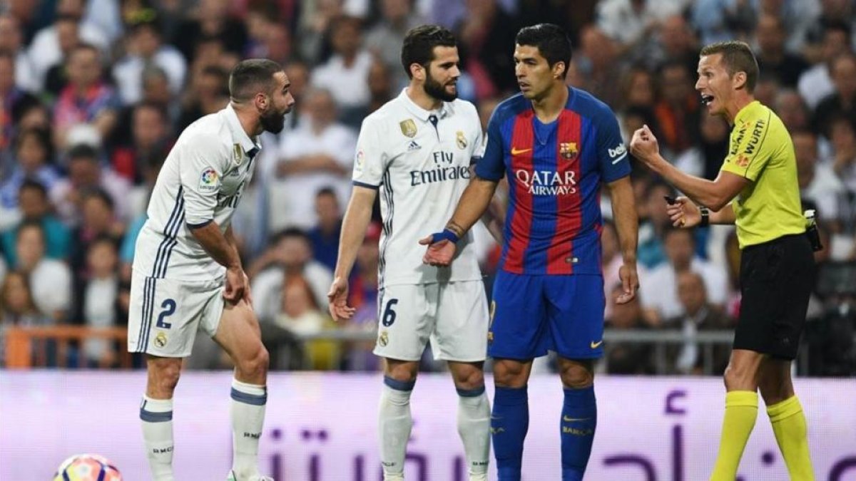 Dani Carvajal se queja de una patada de Luis Suárez.