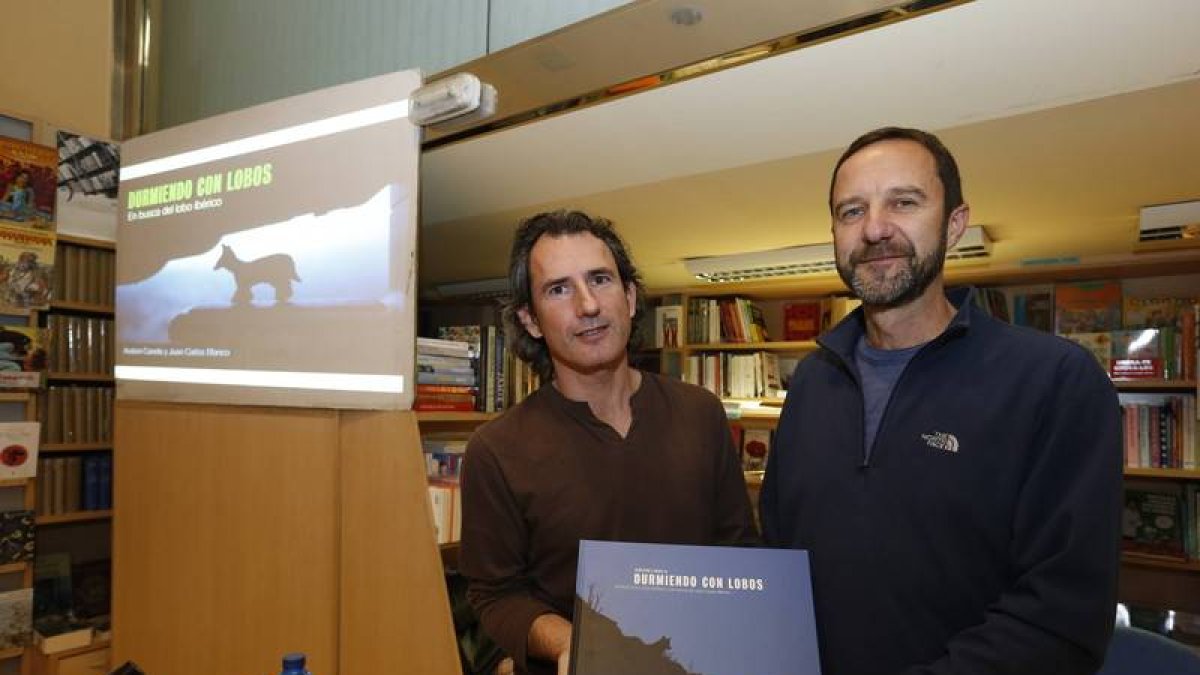 Andoni Canela (izda.) es uno de los mejores fotógrafos del mundo. En la foto, presentado su libro junto a José Luis García Lorenzo