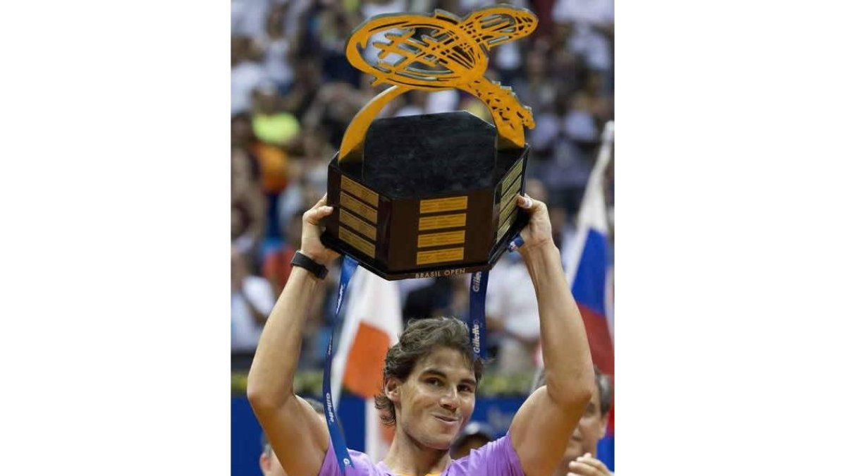 Nadal levanta el trofeo de campeón del Abierto de Brasil.