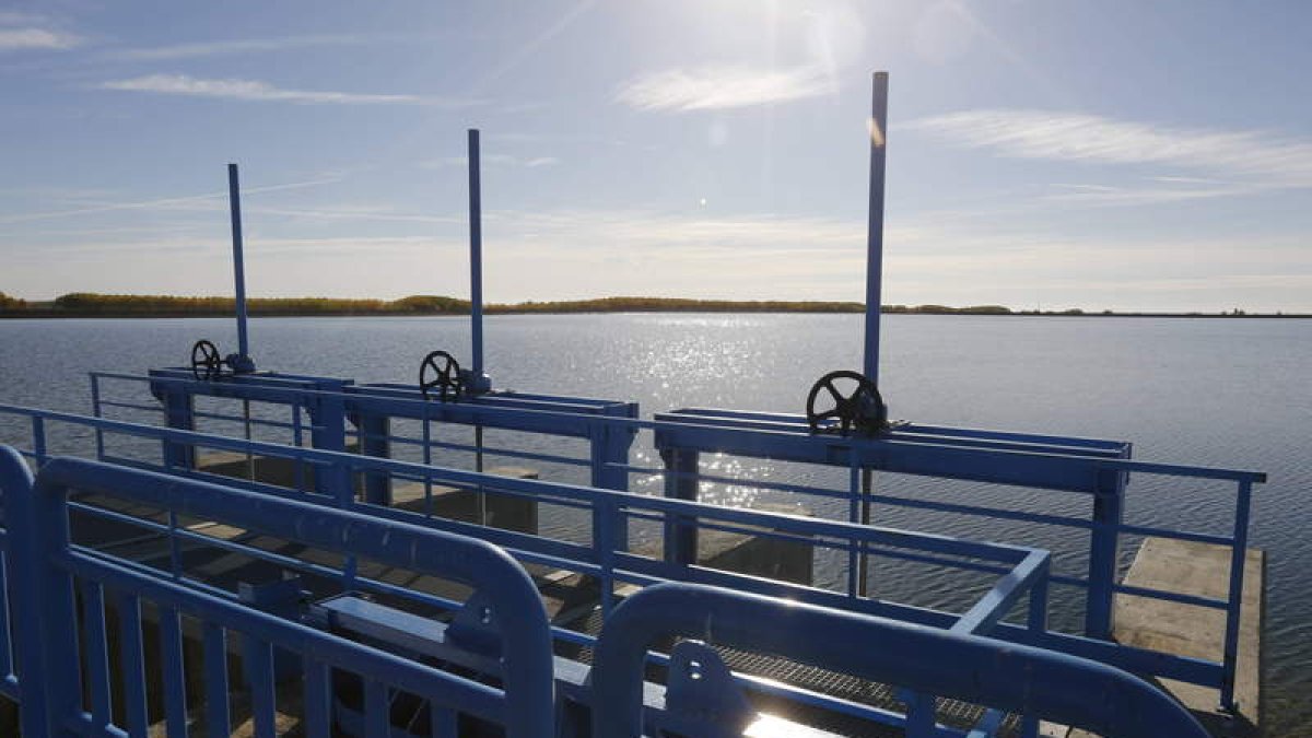 Las obras en marcha en diferentes zonas de regadíos de la provincia de León facilitan un mejor aprovechamiento del agua. MARCIANO PÉREZ