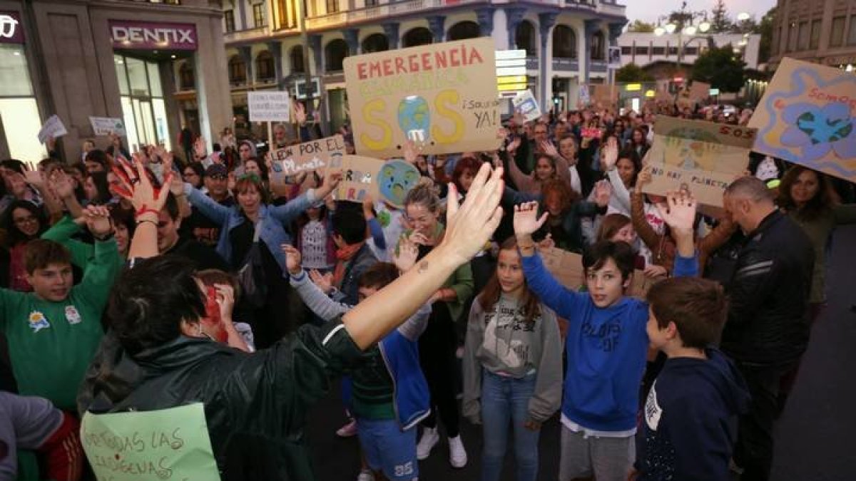 Imagen de un grupo de niños en la plaza de Santo Domingo. FERNANDO OTERO PERANDONES