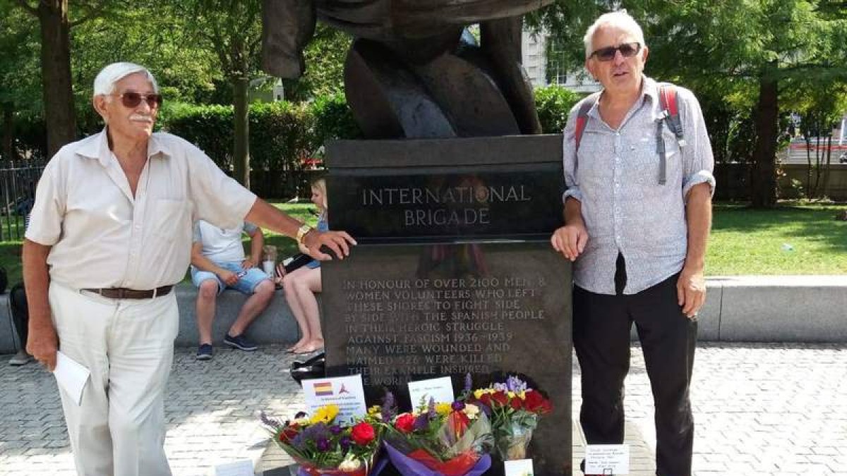 El leonés Paco Robles, uno de los últimos niños de la guerra, junto al monumento a los brigadistas en Londres. DL