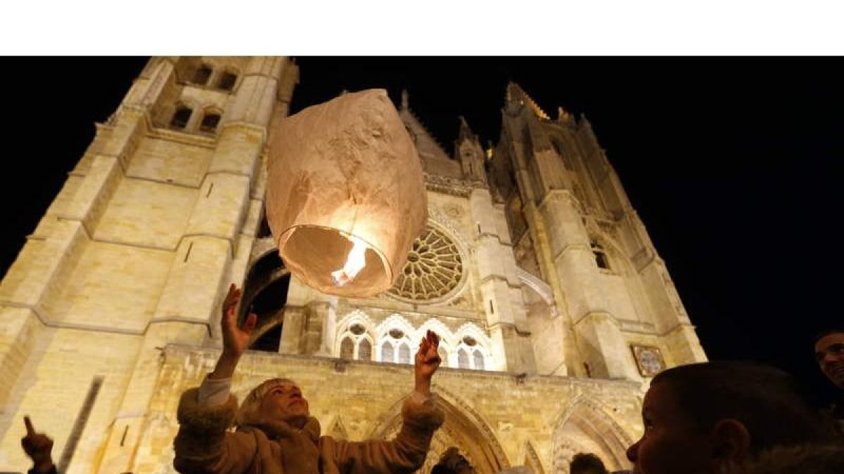 Un momento de la suelta de luces tailandesas, ayer al lado de la iluminada Catedral.