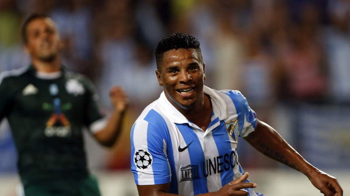 Eliseu Pereira, defensa portugués del Málaga, celebra su gol, el 2-0, ante el Panathinaikos.