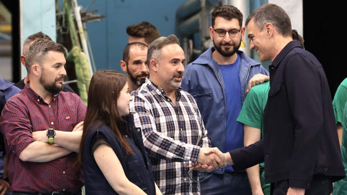 Sánchez saluda a los trabajadores de la empresa Masa, ayer. RAQUEL MANZANARES