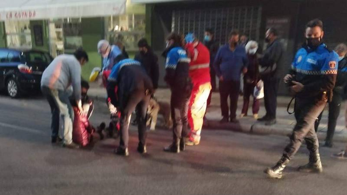 Viandantes y Policía acuden a ayudar a la mujer atropellada. DL