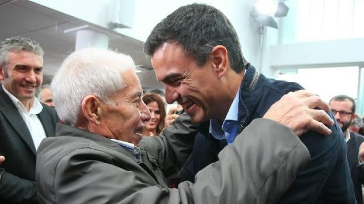 El secretario general de el PSOE, Pedro Sánchez, saluda al militante Antonio Fernández, que recientemente ha cumplido 100 años