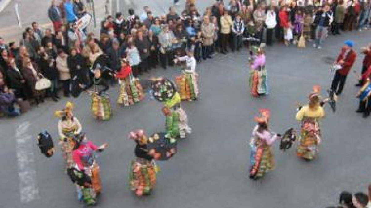 La foto muestra una imagen del desfile carnavalero del pasado año en La Robla.
