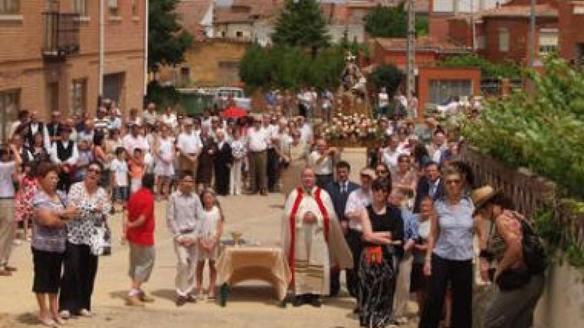 Un momento de la bendición de la campana por parte del párroco de la Peregrina.