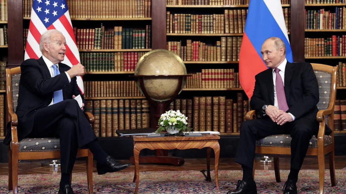 La esperada cumbre Putin-Biden comenzó con una imagen que inspiraba poder e historia, rodeados de libros con historia. M. METZEL/KREMLIN