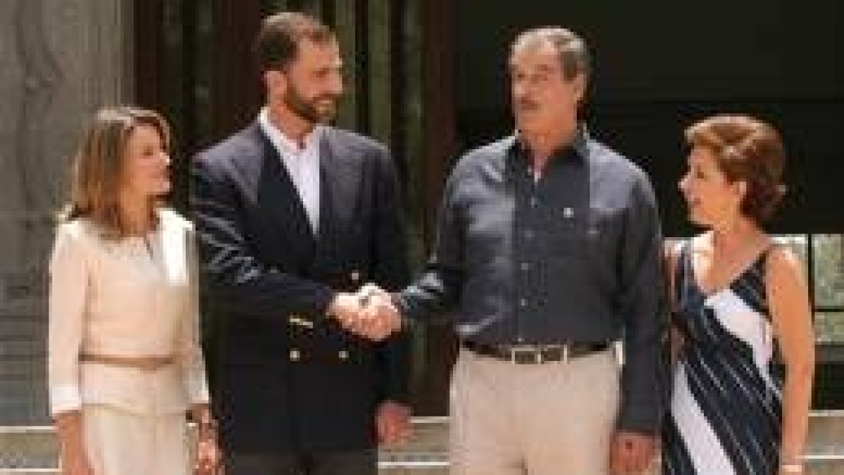Don Felipe y doña Letizia son recibidos por el presidente Fox y su mujer