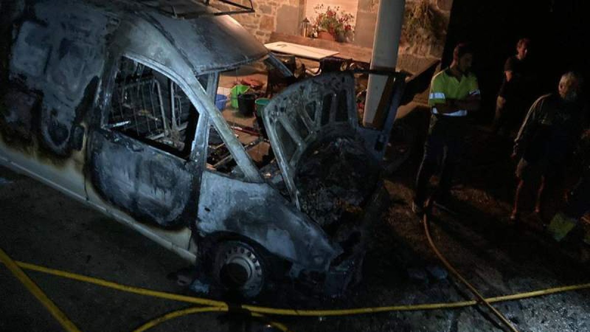 El incendio en cuestión tuvo su origen en un vehículo. BOMBEROS DE LEÓN