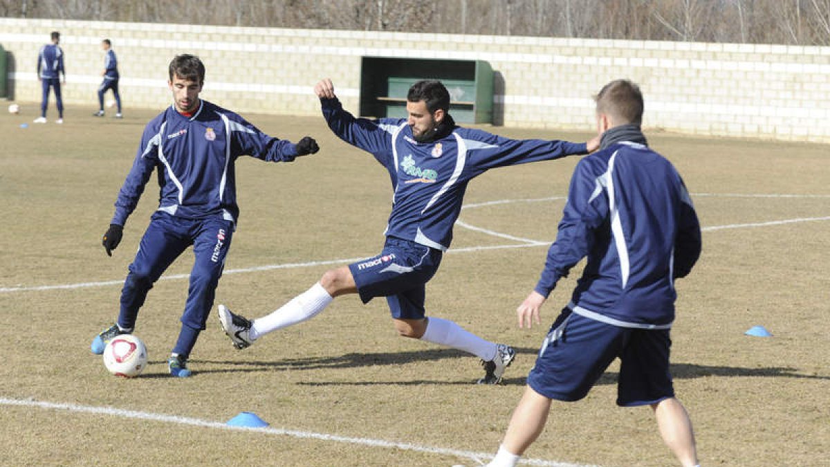 El delantero Murci, en el centro, durante un entrenamiento de la Cultural.
