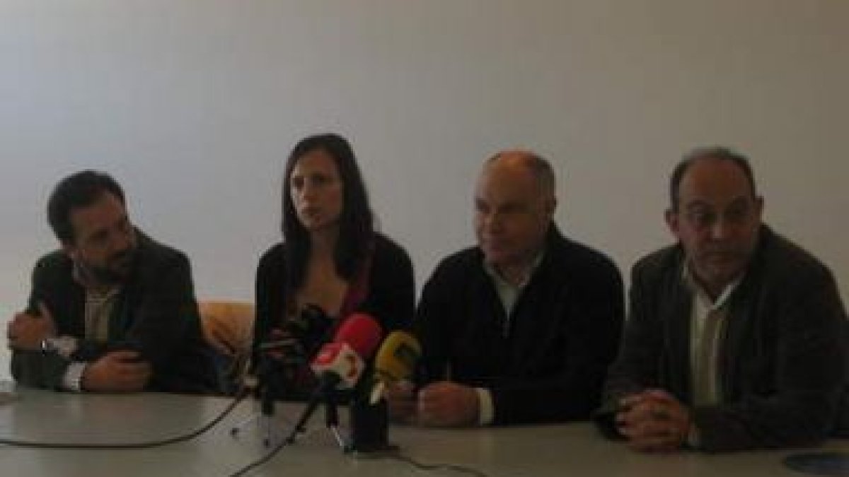 Garzón (izquierda), con representantes de las bodegas.