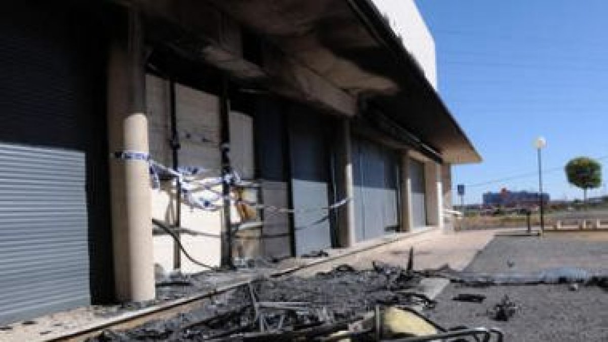 La fachada del local resultó afectada por el incendio.