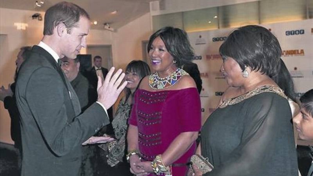 El príncipe Guillermo habla con las hijas de Mandela antes del estreno de la película en Londres.