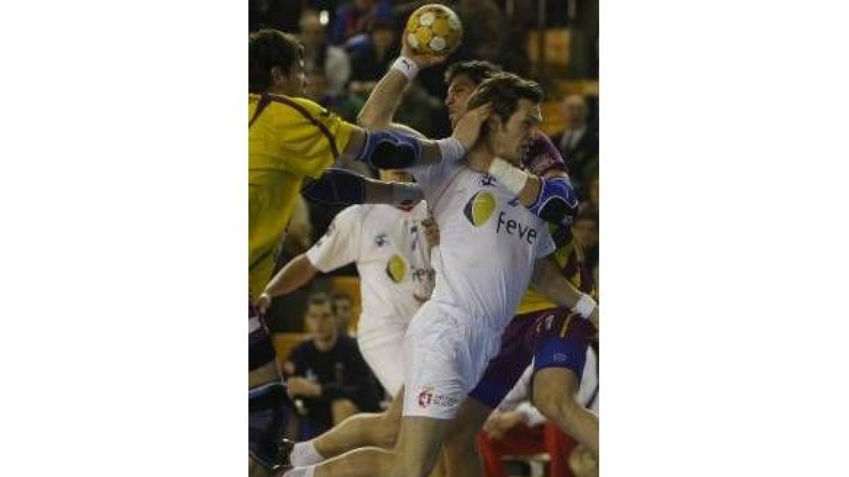 Jakobsen entra con decisión por el centro de la tupida defensa pucelana