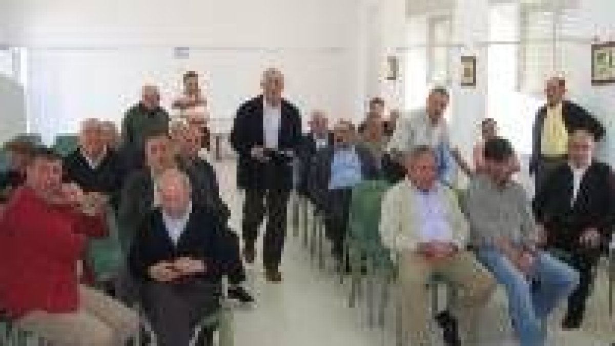 Herminio Medina, en el centro, ayer en Bercianos del Páramo con los representantes del Páramo Medio