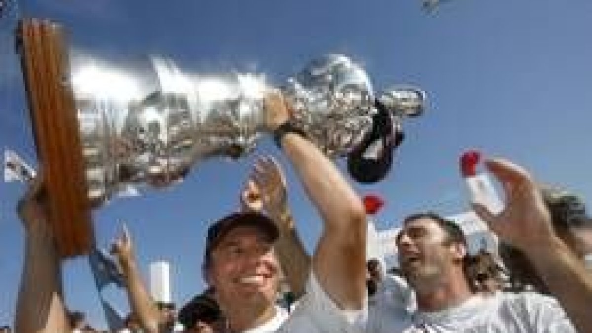 Los integrantes del Alinghi celebran el triunfo con el público