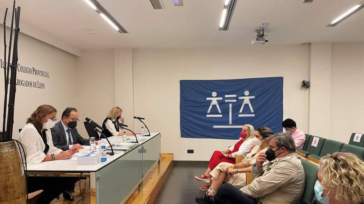 El decano de los abogados leoneses, en el centro, durante el acto del día de la justicia gratuita. DL