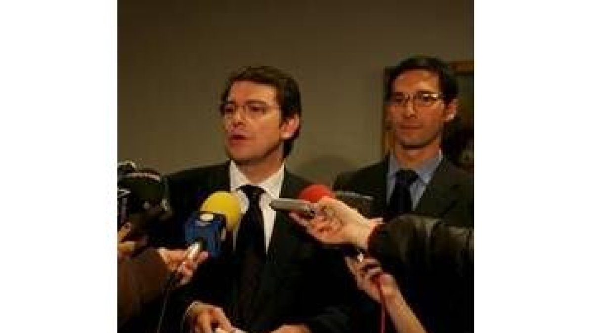 Mañueco, a la derecha, atiende a los medios de comunicación