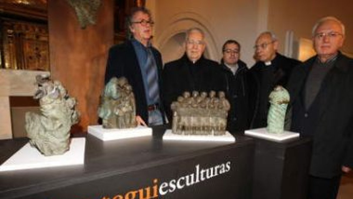 El obispo inauguró la exposición en Palat del Rey.