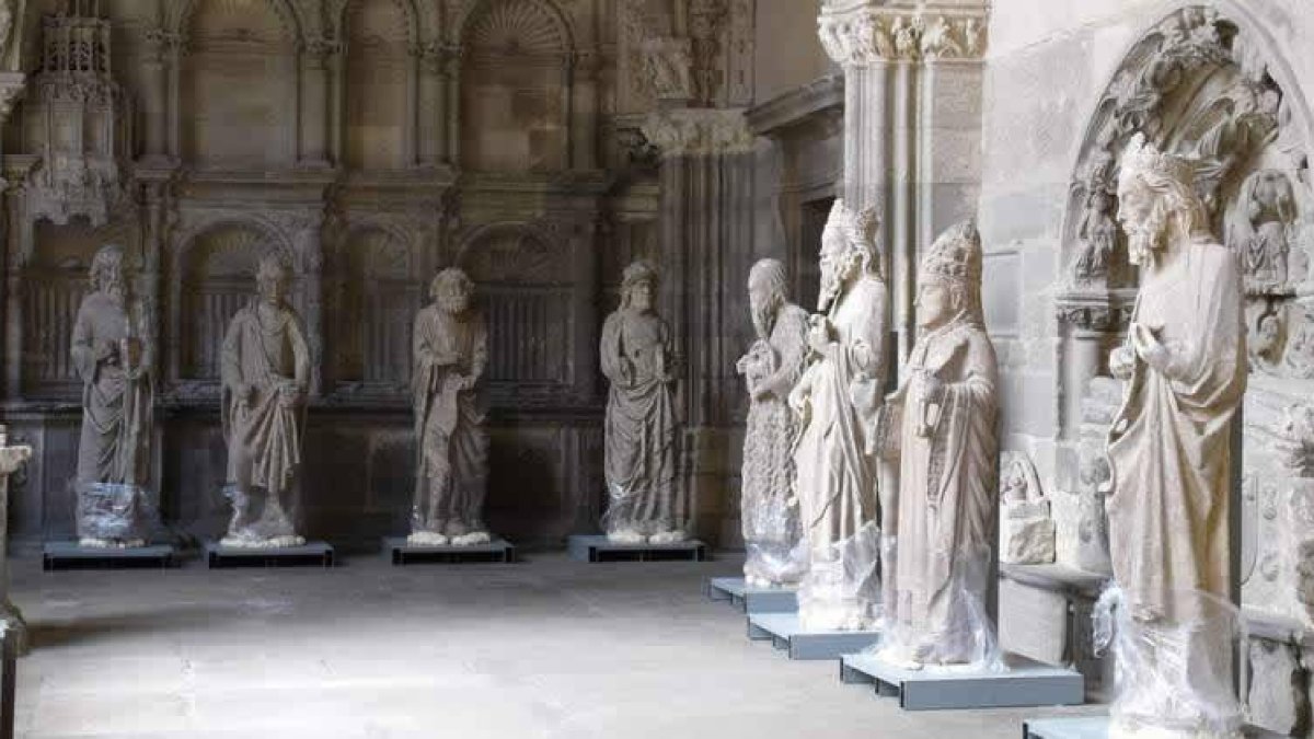 La secuencia del apeo de las 23 estatuas, el pórtico principal vacío de santos y las esculturas colocadas provisionalmente en el claustro de la Catedral.
