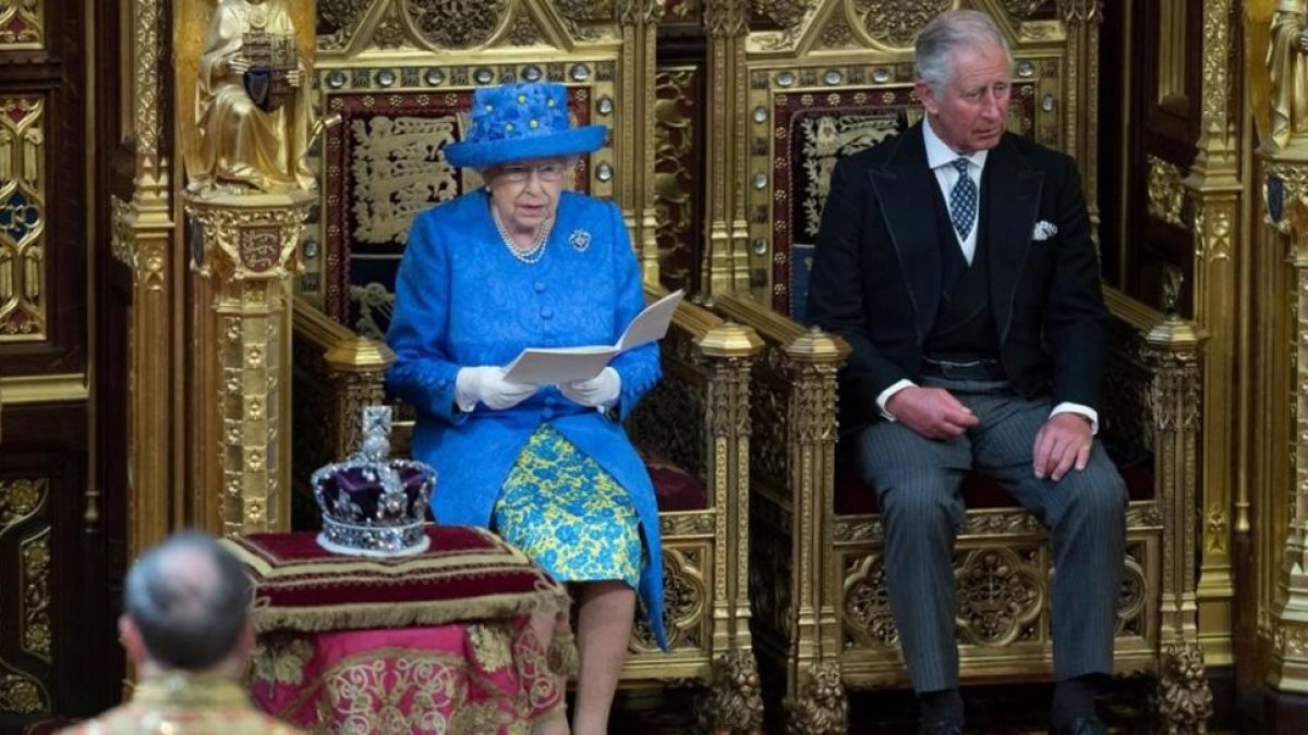 La reina Isabel II, durante su discurso inaugural en el Parlamento de Westminster.