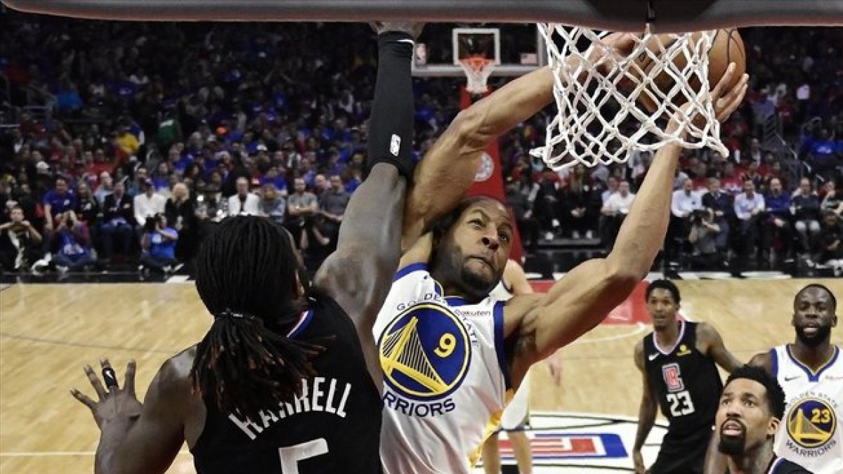 Iguodala, de los Warriors, lanza a canasta ante Harrel en el partido del Staples.
