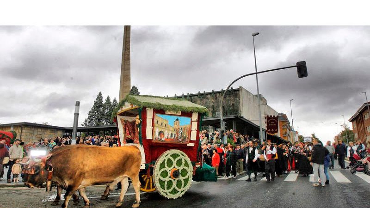 Los carros engalanados, pendones y pendonetas de la provincia se reunirán el día 5 a las 9.00 en E.Leclerc para subir en romería hasta La Virgen del Camino. BRUNO MORENO