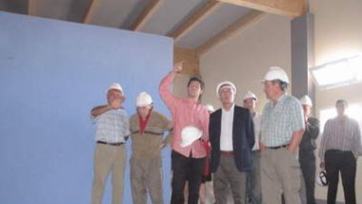 El subdelegado visitó las obras de la casa de cultura.