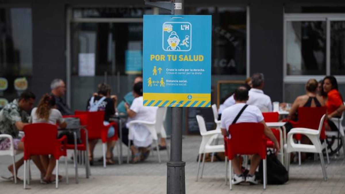 Un cartel informa de la obligatoriedad de usar mascarilla en una calle. ALEJANDRO GARCÍA
