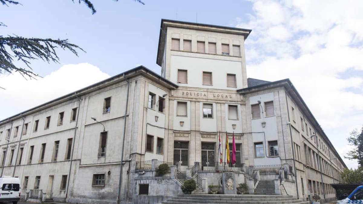 La falta de mantenimiento hace que la fachada del Colegio de Huérfanos Ferroviarios esté muy deteriorada. FERNANDO OTERO PERANDONES