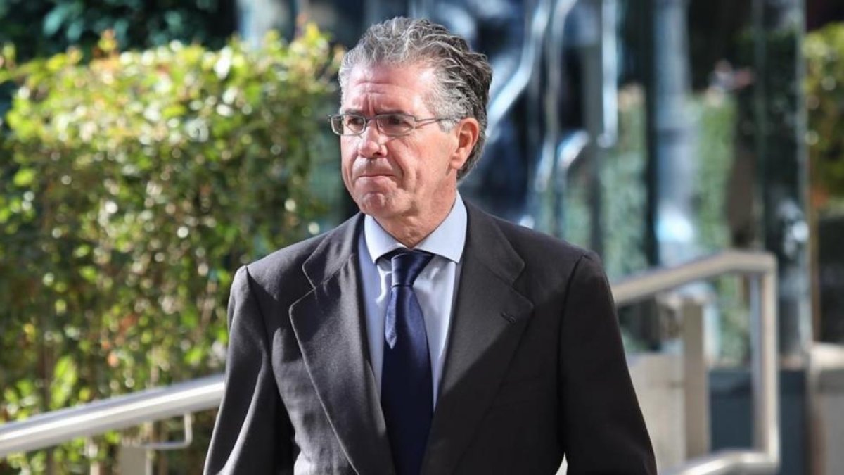 El exsecretario general del PP de Madrid Francisco Granados, al abandonar la Audiencia Nacional tras el juicio del chivatazo de la Púnica el 14 de noviembre del 2017.