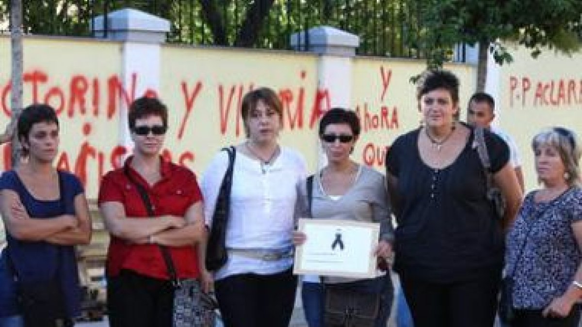 Mujeres, que entregarán la carta a la Reina, visitaron ayer a los mineros en huelga de hambre.