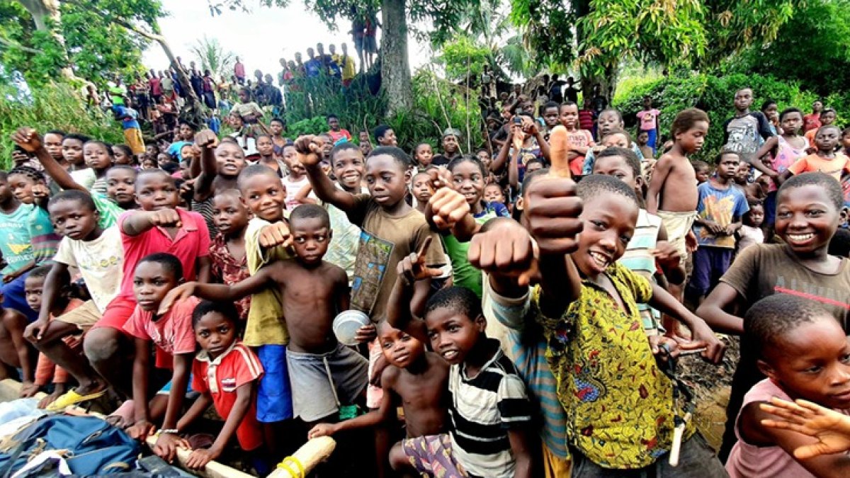 Bonobos, tiros y pigmeos del Congo, con selva y fuga de Basankusu