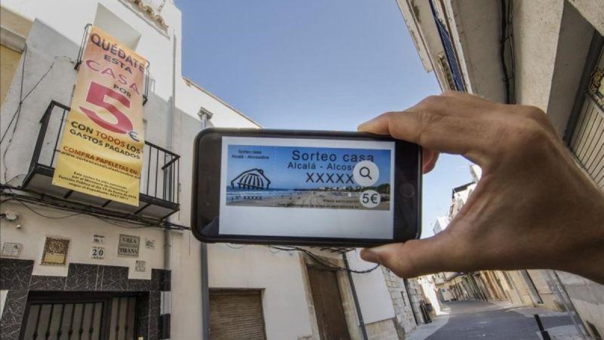 Fachada de la casa de Alcalá de Xivert, en Castellón, que se vende por sorteo.