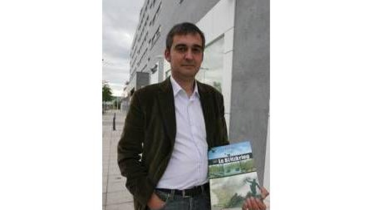 Uno de los autores, el berciano Víctor García, posa con un ejemplar de esta obra maestra del wargame