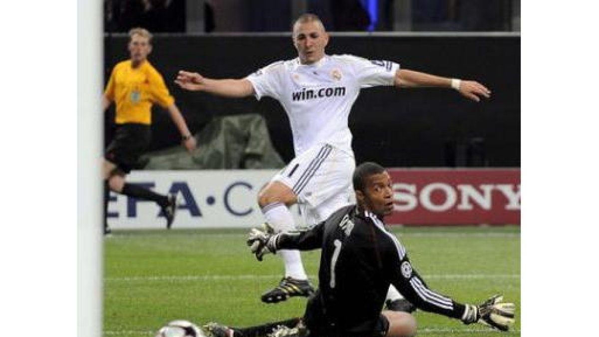 Benzema aprovechó un rechace de Dida a lanzamiento de Kaká para adelantar al Real Madrid.