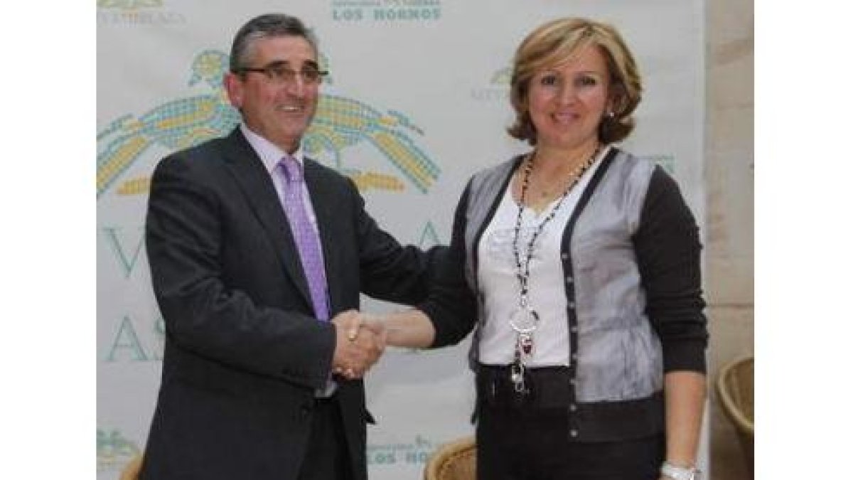 Simón Pérez estrecha la mano de sagrario González.