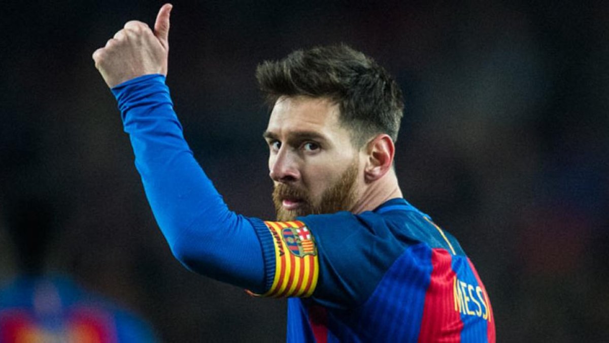 Messi agradece su ánimo a los aficionados del Barça durante el partido de Copa contra la Real Sociedad, en enero del 2017.