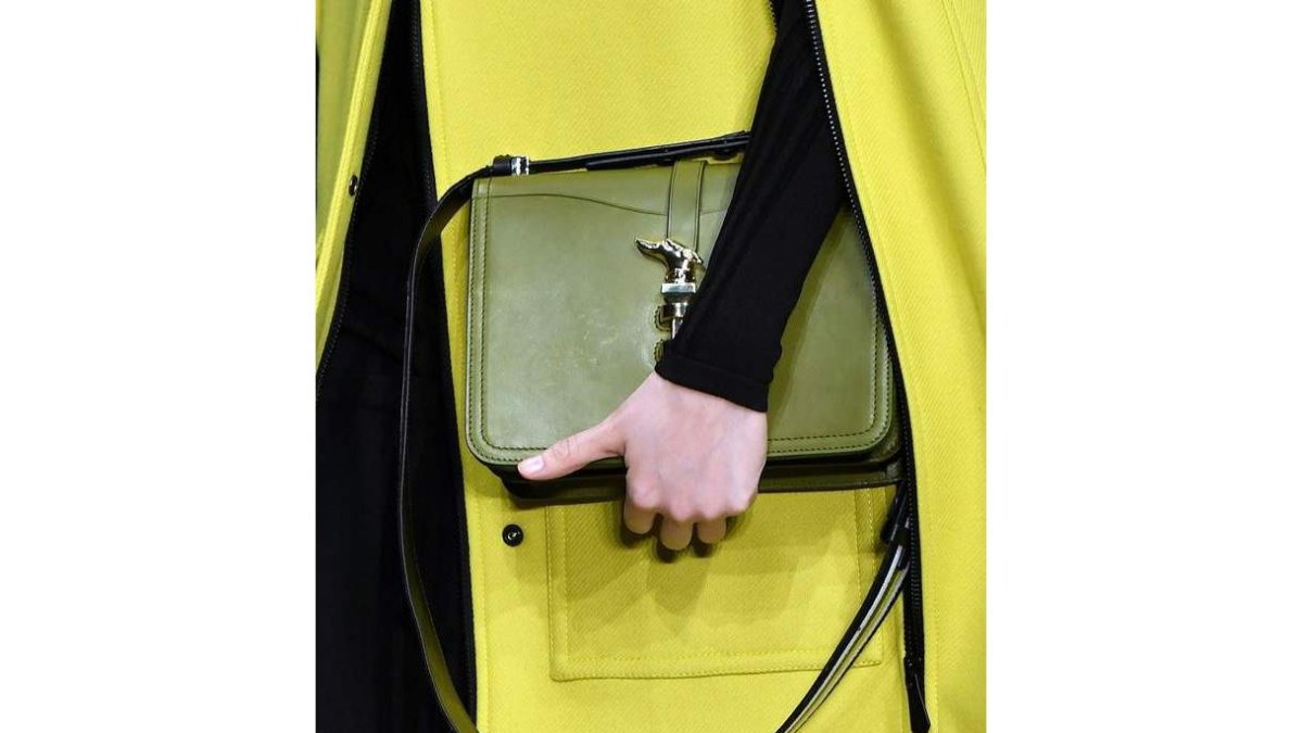 Un modelo de Trussardi presentado ayer en la Milan Fashion Week. DANIEL DEL ZENNARO