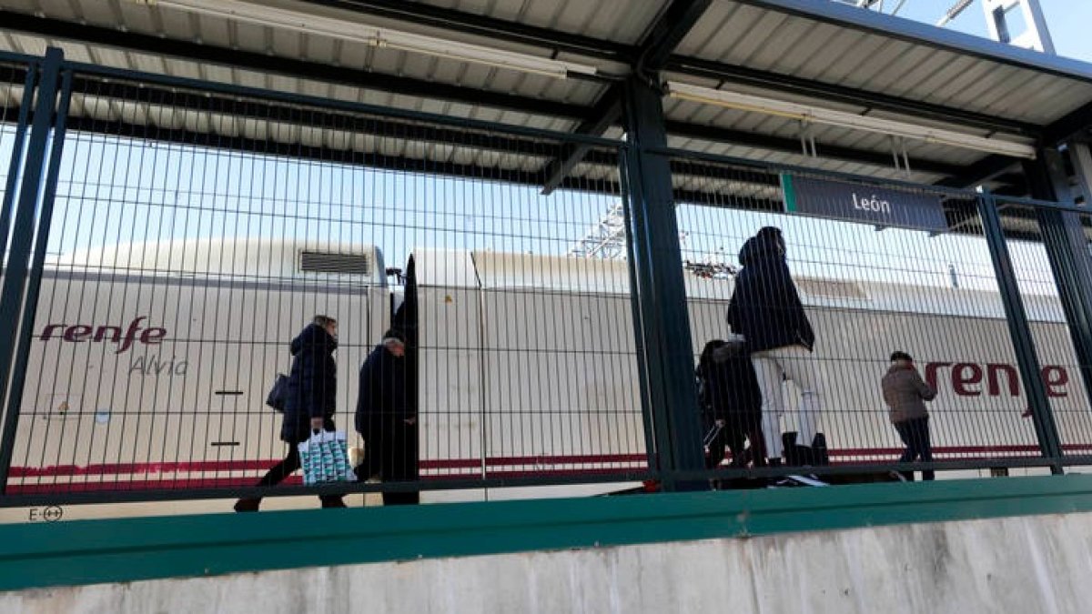 Pasajeros del Alvia en la estación de trenes de León. MARCIANO PÉREZ