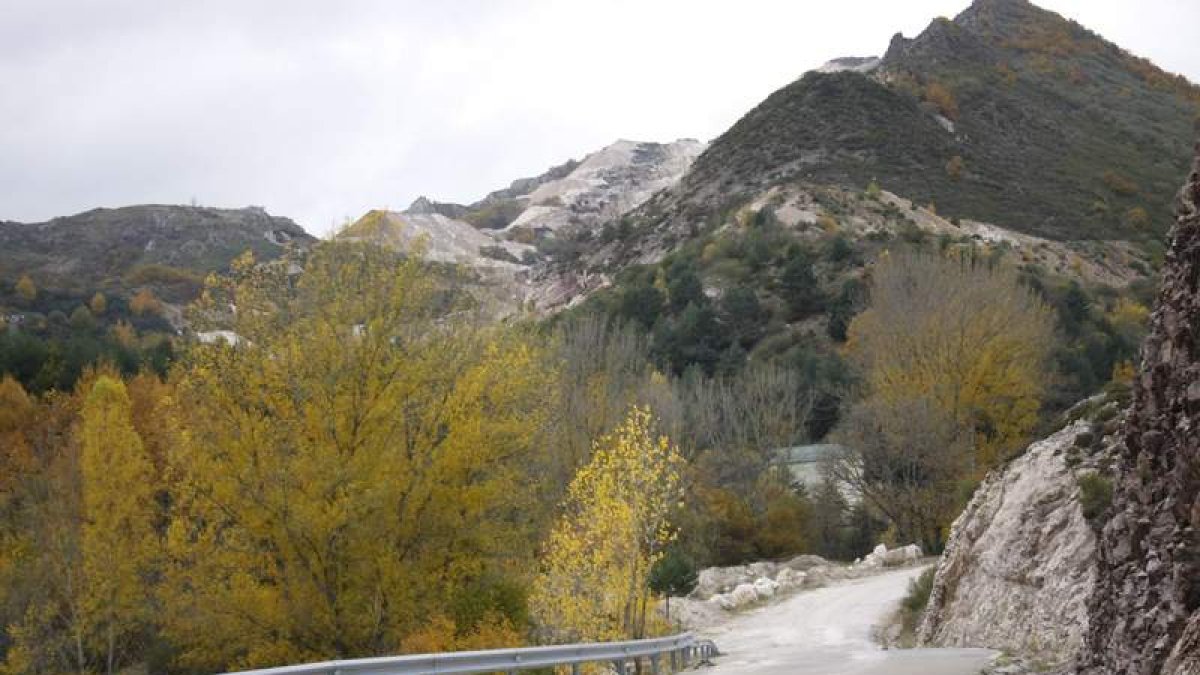 Acceso actual a las minas de arena de Valdecastillo que transita paralelo al pueblo. CAMPOS