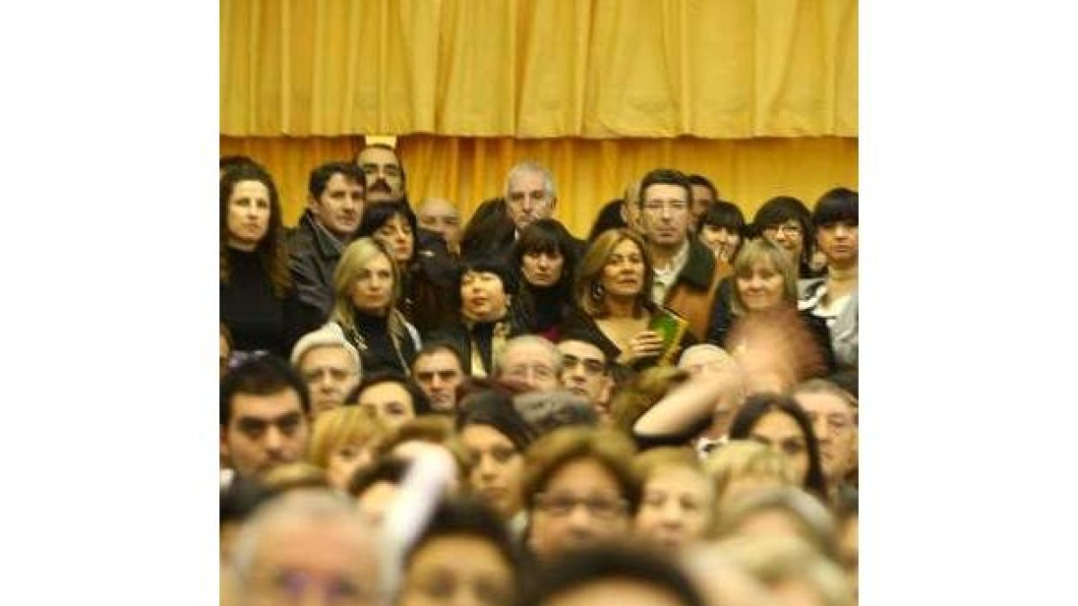 El público llenó la carpa para oír a la ministra y a Niña Pastori
