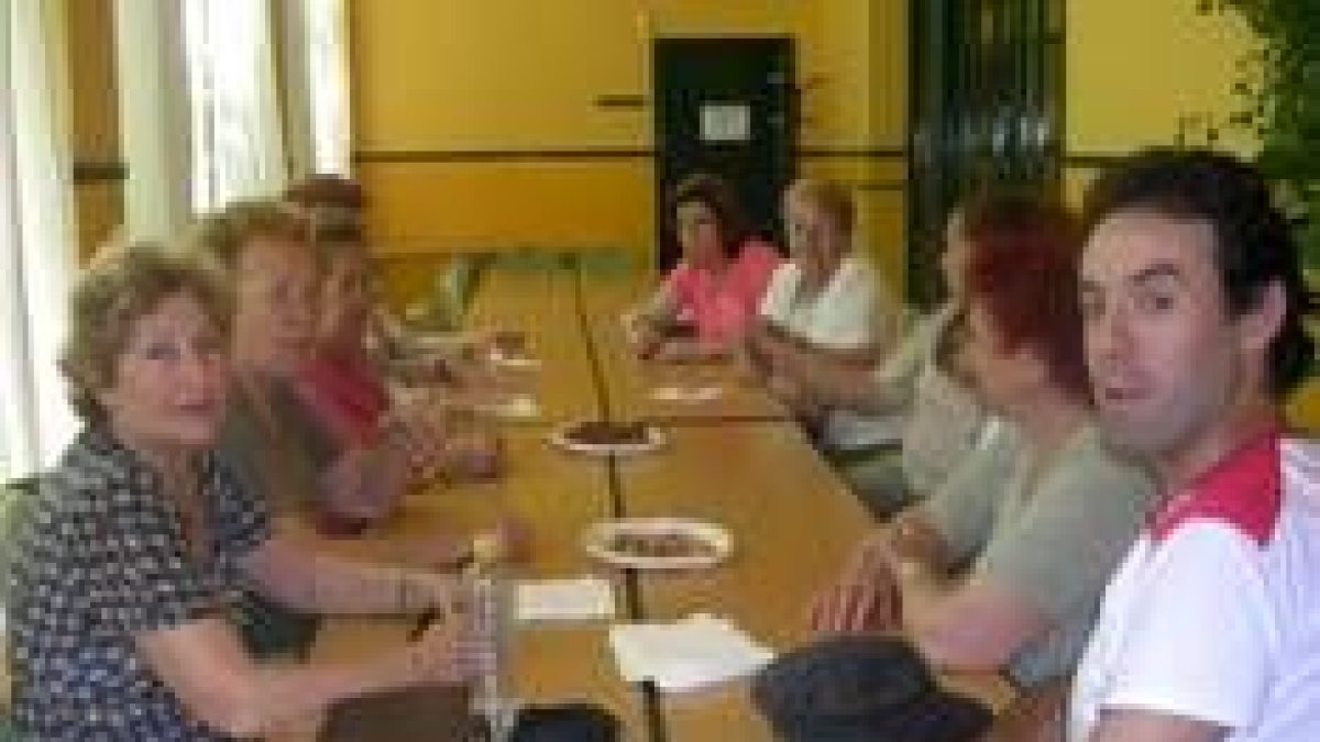 Un momento de la reunión de los voluntarios celebrada ayer para cerrar el curso