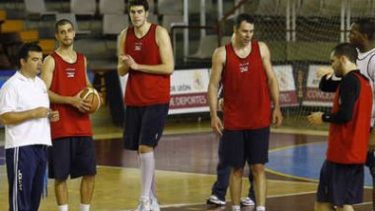 Javier de Grado espera contar con una plantilla competitiva para la próxima temporada.