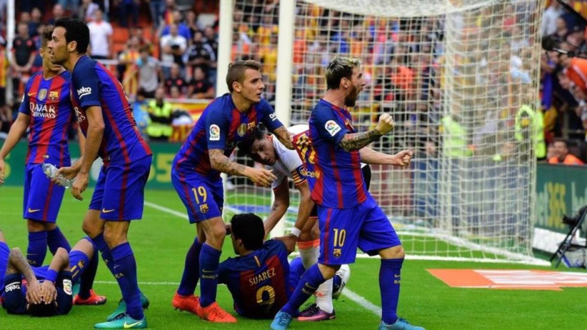 Messi celebra efusivamente el gol tras el lanzamiento de botellas que sufrieron en Mestalla los jugadores con el 2-3.